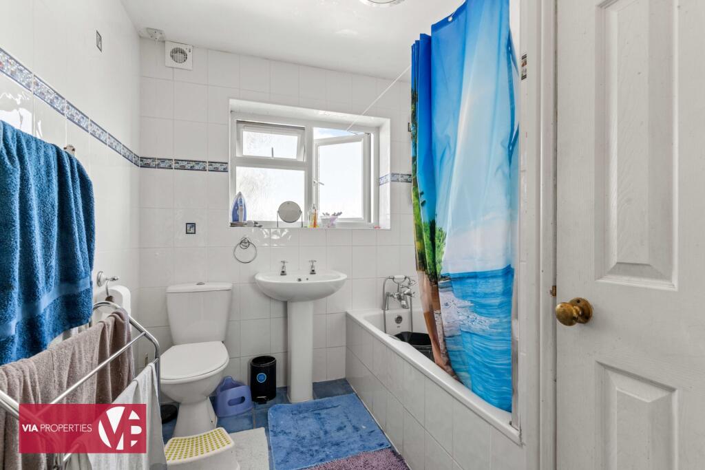 Family bathroom 1st floor
