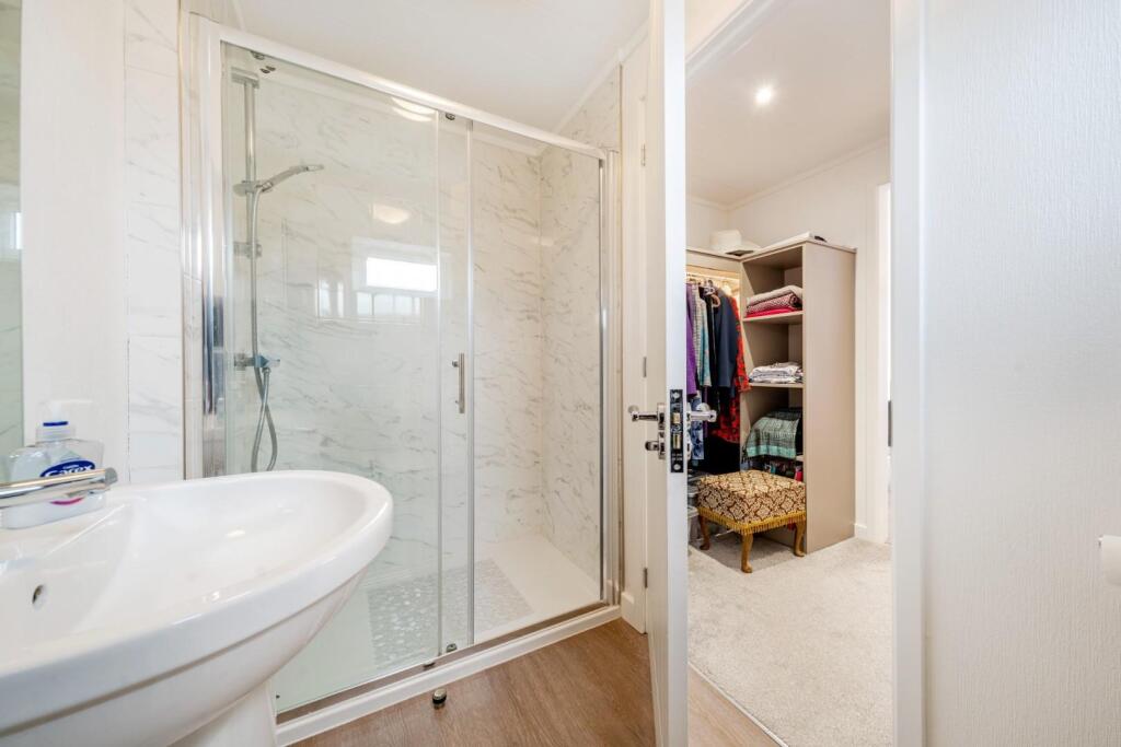 EN-SUITE.JPG