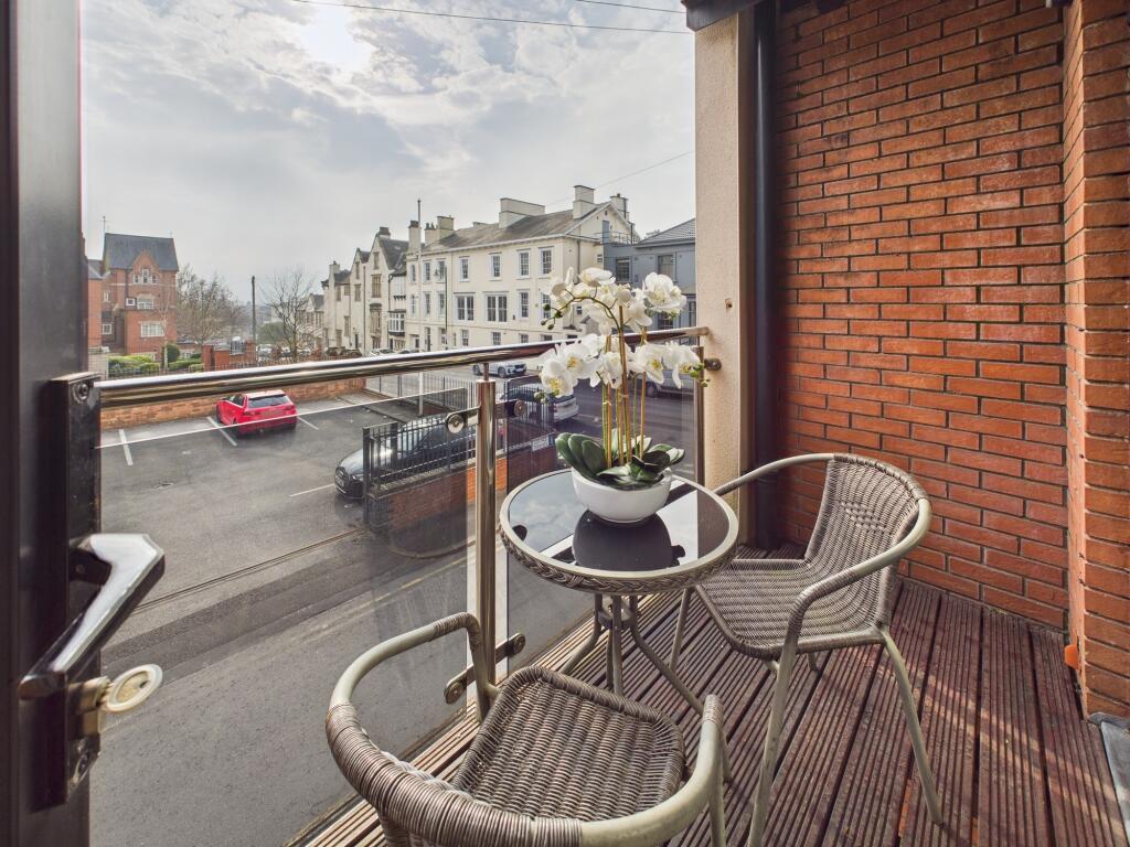 CAM03674G0-PR0412-STILL009