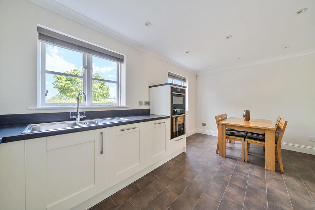 1301772-10-683883...