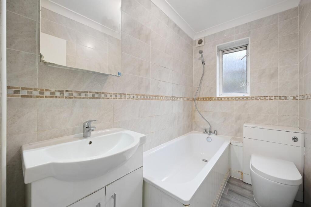 RCREA- 19 rosemont court- bathroom 3 (1).jpg