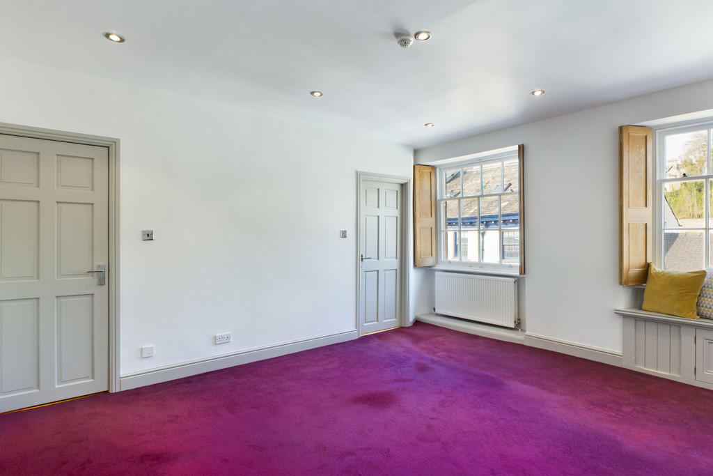 Spacious Lounge -...
