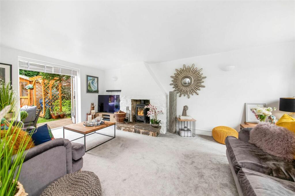 SITTING ROOM/LOUNGE
