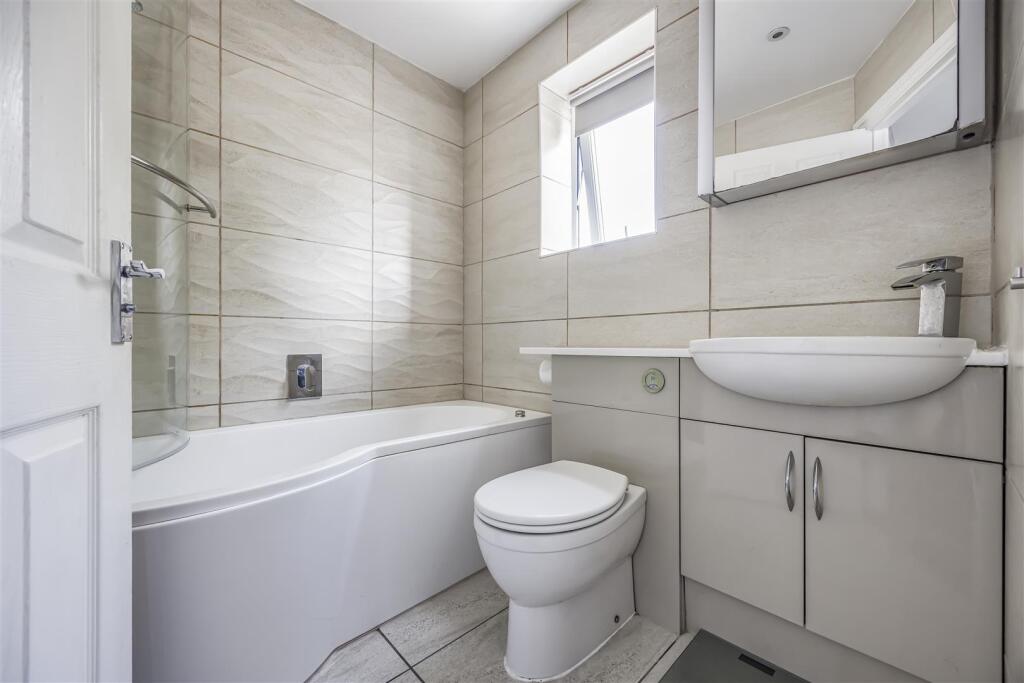 1 Sunnyfields, Central Road, Drayton-PorticoMarket