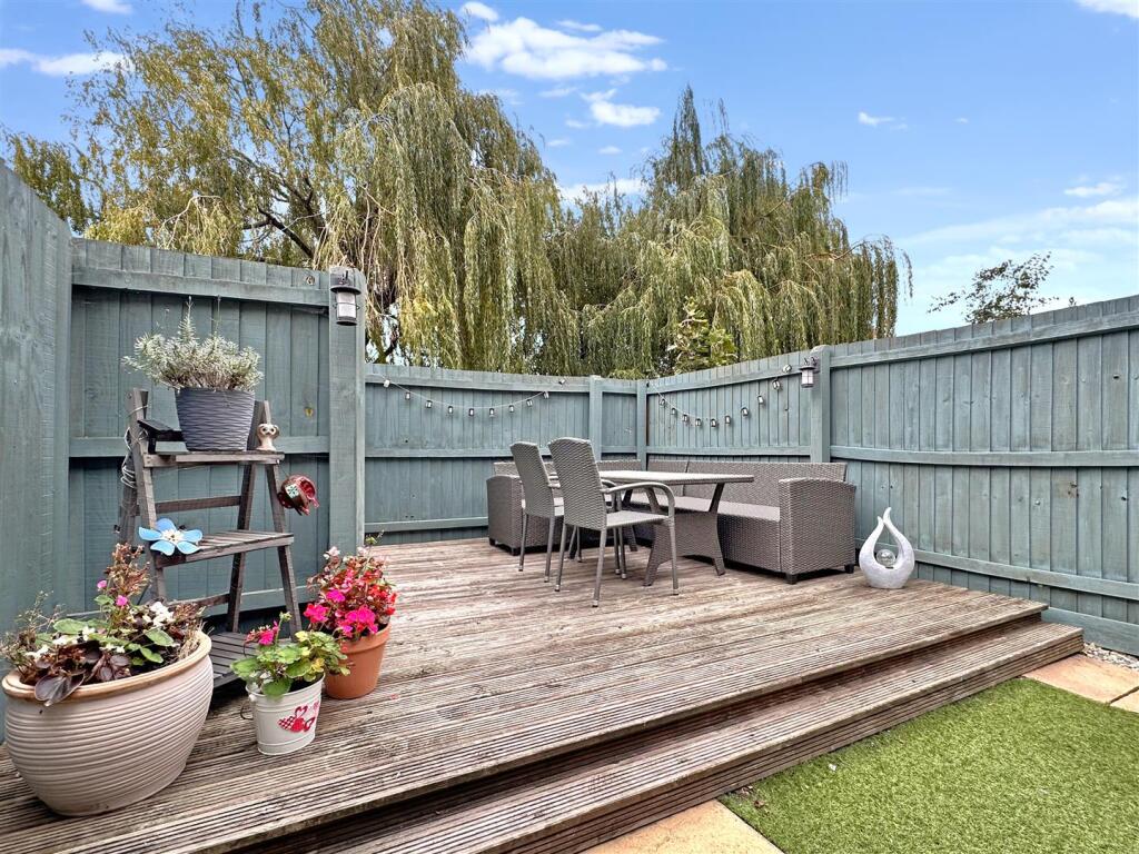 Decked Seating Area 550