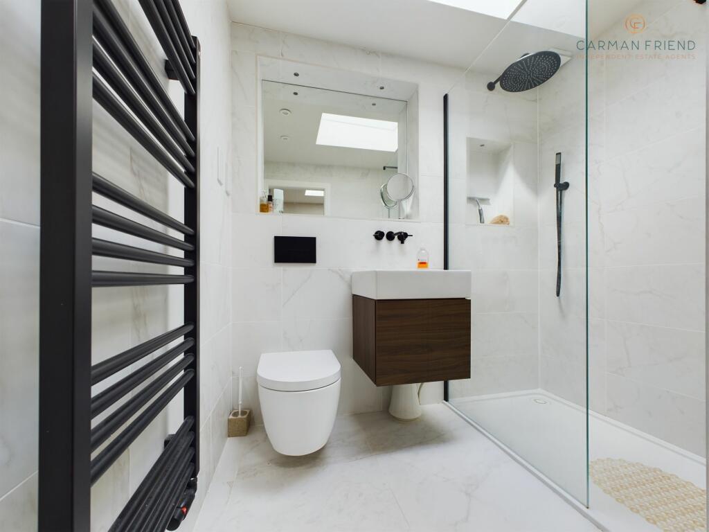 En Suite to Bedroom 1