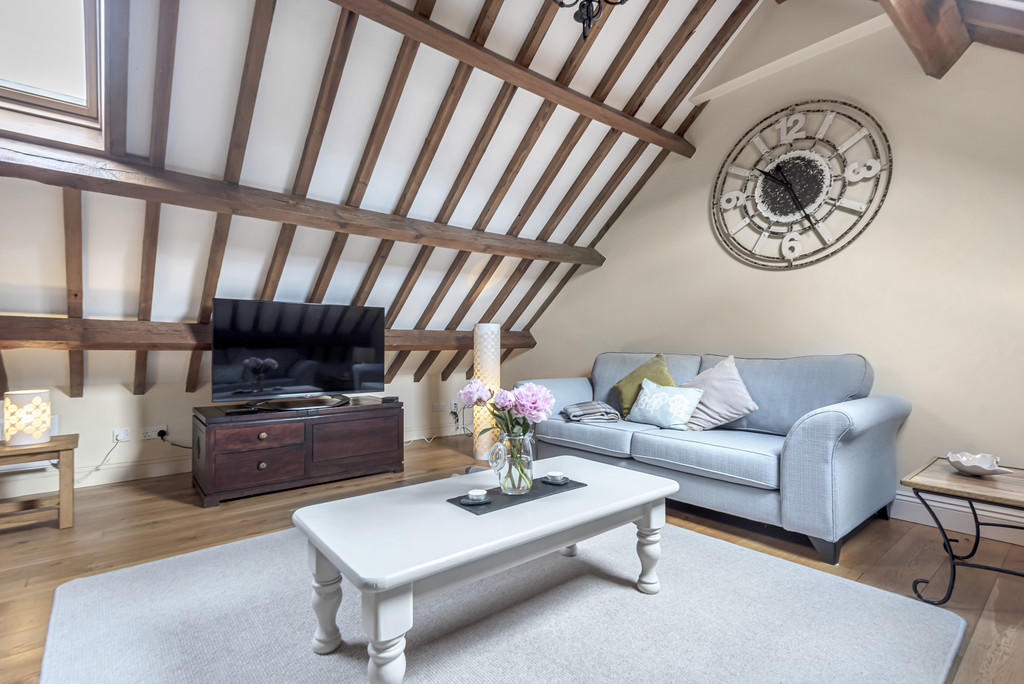 Living Room / Bed...