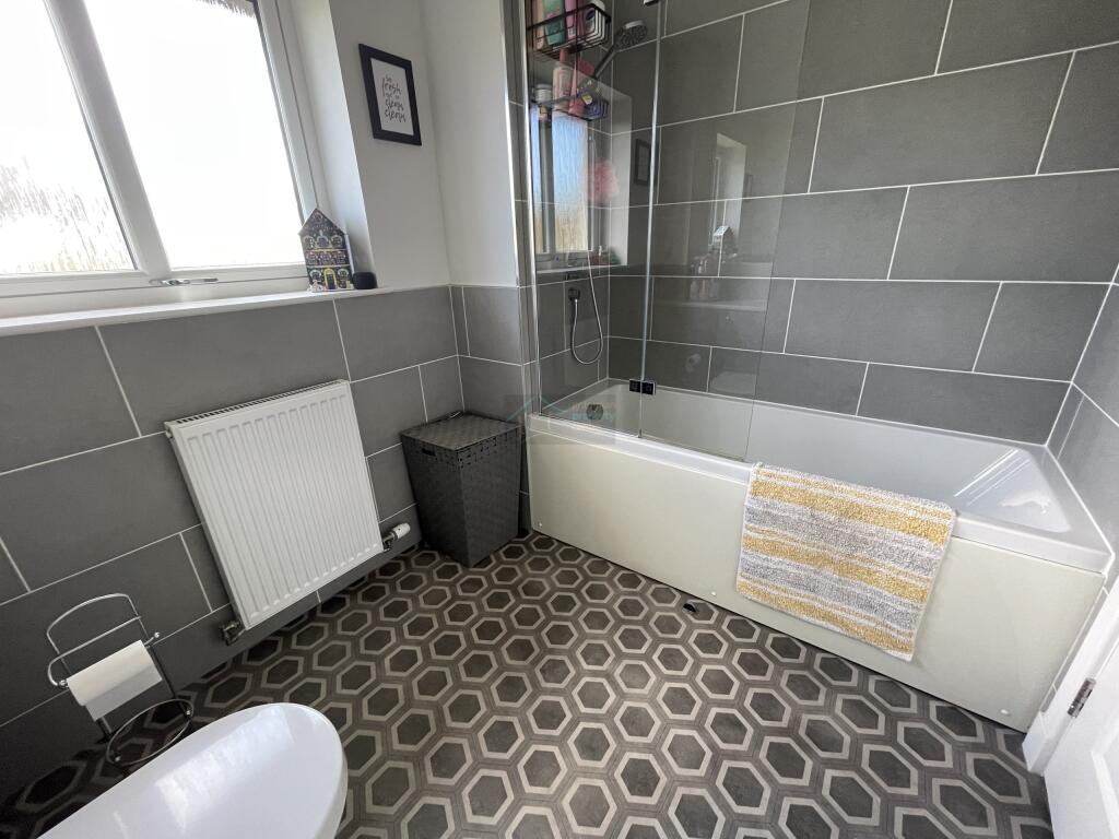 Family Bathroom b.JPG