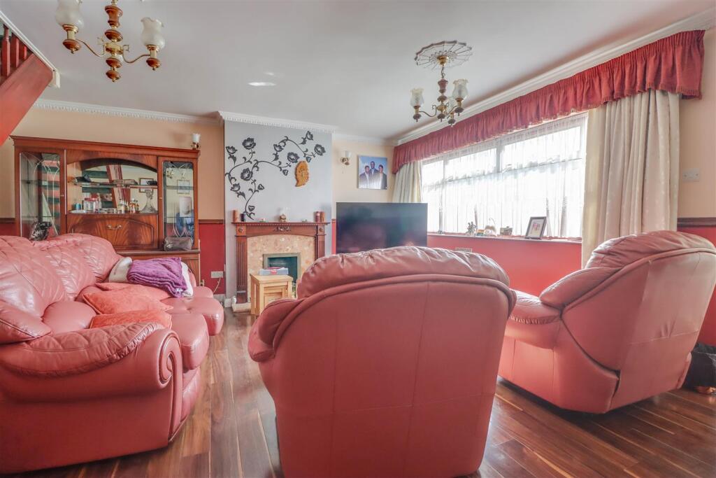 17 LARKSWOOD WALK-2.jpg