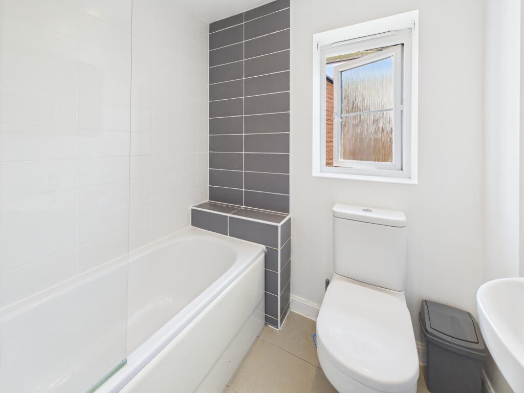 CAM03674G0-PR0564-STILL009