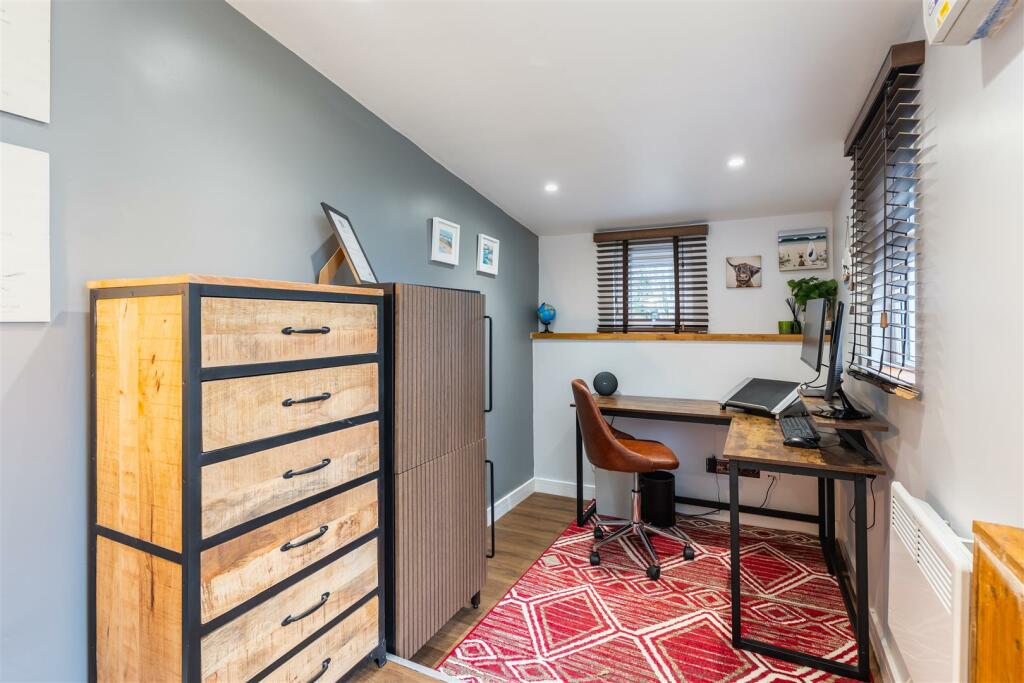 STUNNING HOME OFFICE