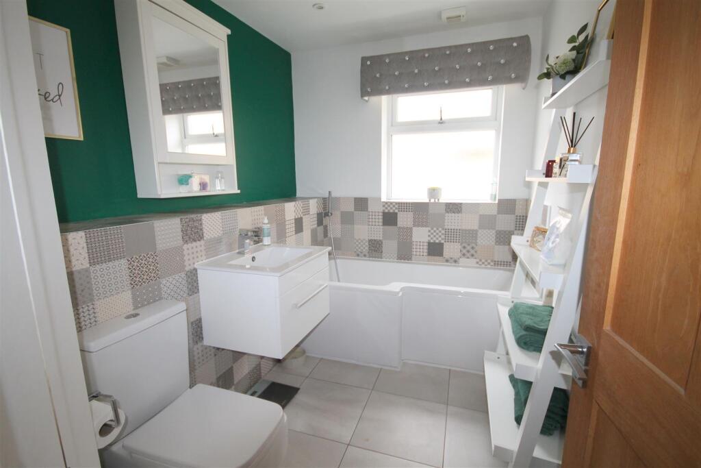 Family Bathroom.JPG