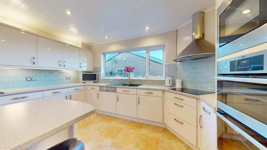 KITCHEN BREAKFAST ROOM