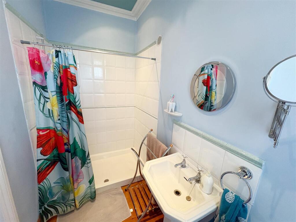 Ensuite shower room (1).jpg