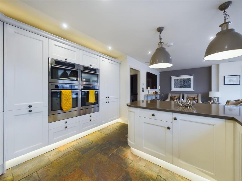 KITCHEN/RECEPTION ROOM