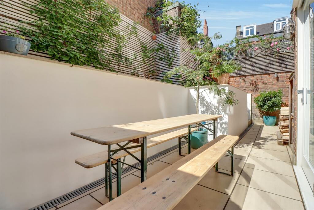 PATIO.jpg