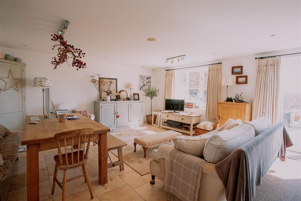 Kitchen / Reception
