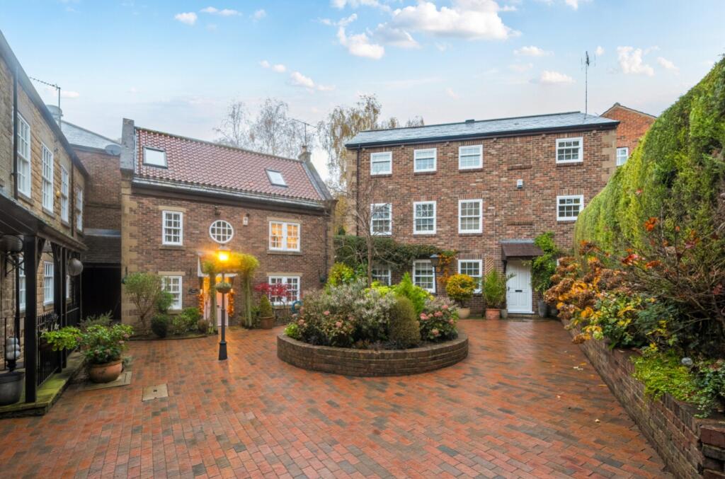 EweMove Harrogate Front Courtyard