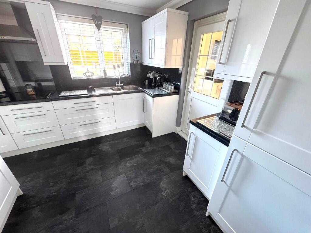 FITTED KITCHEN