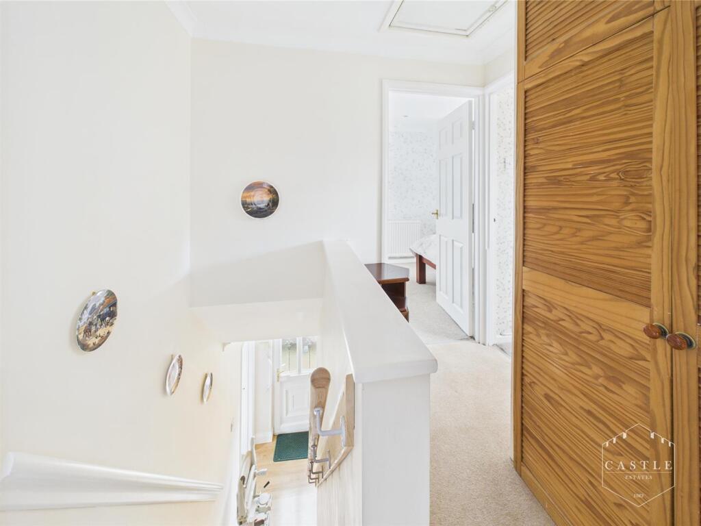 FIRST FLOOR LANDING