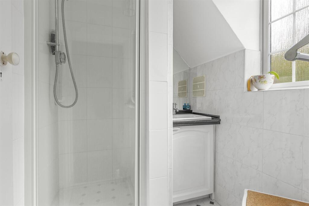 FIRST FLOOR SHOWER ROOM