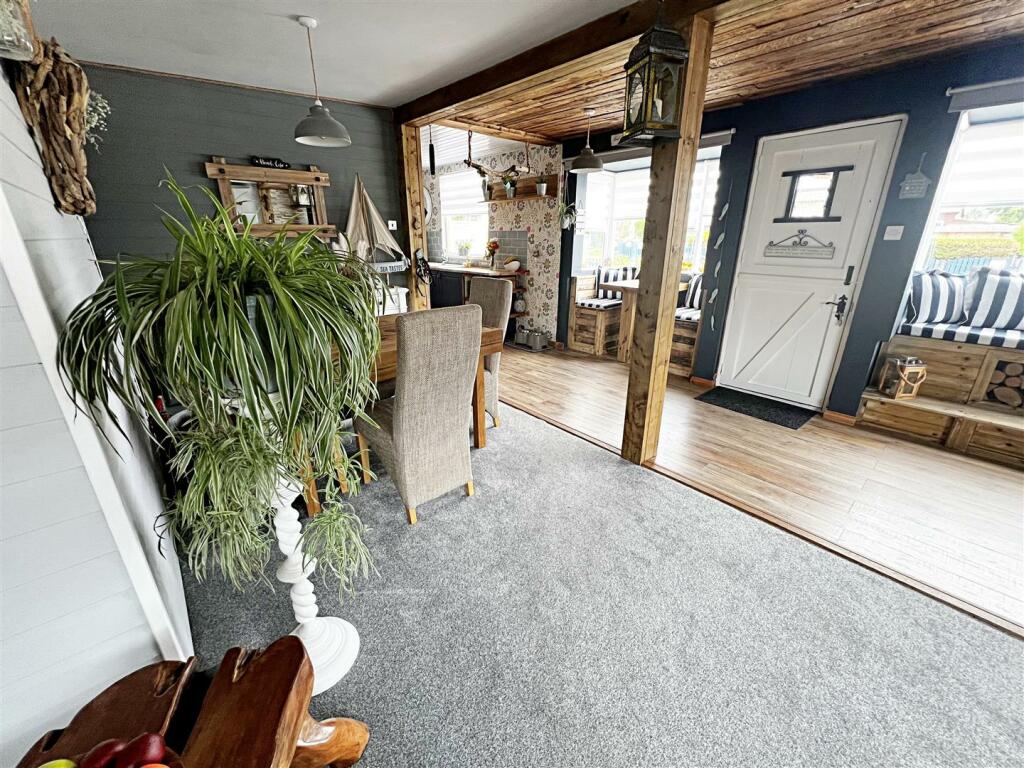 LIVING/DINING AREA
