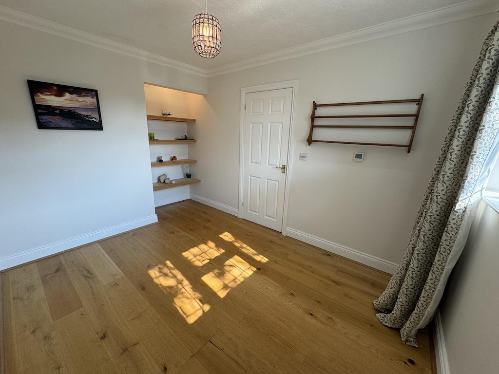 16 - Bedroom 2 - Shelving.jpg