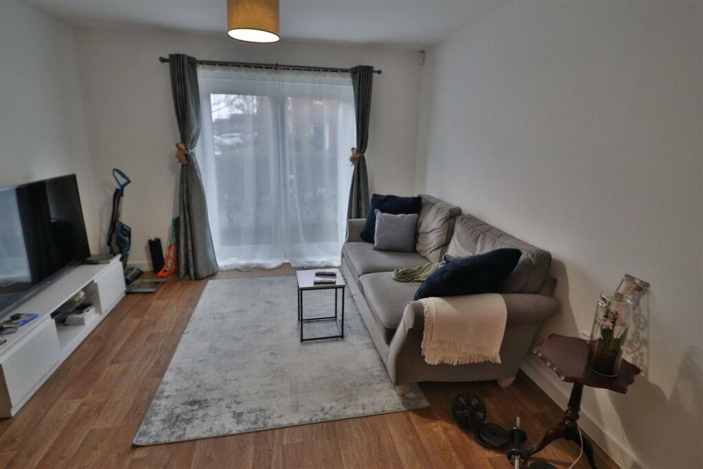 OPEN PLAN LOUNGE/DINING/KITCHEN AREA