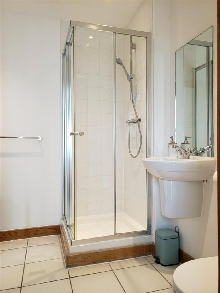 12 Bedroom 1 Ensuite.jpg