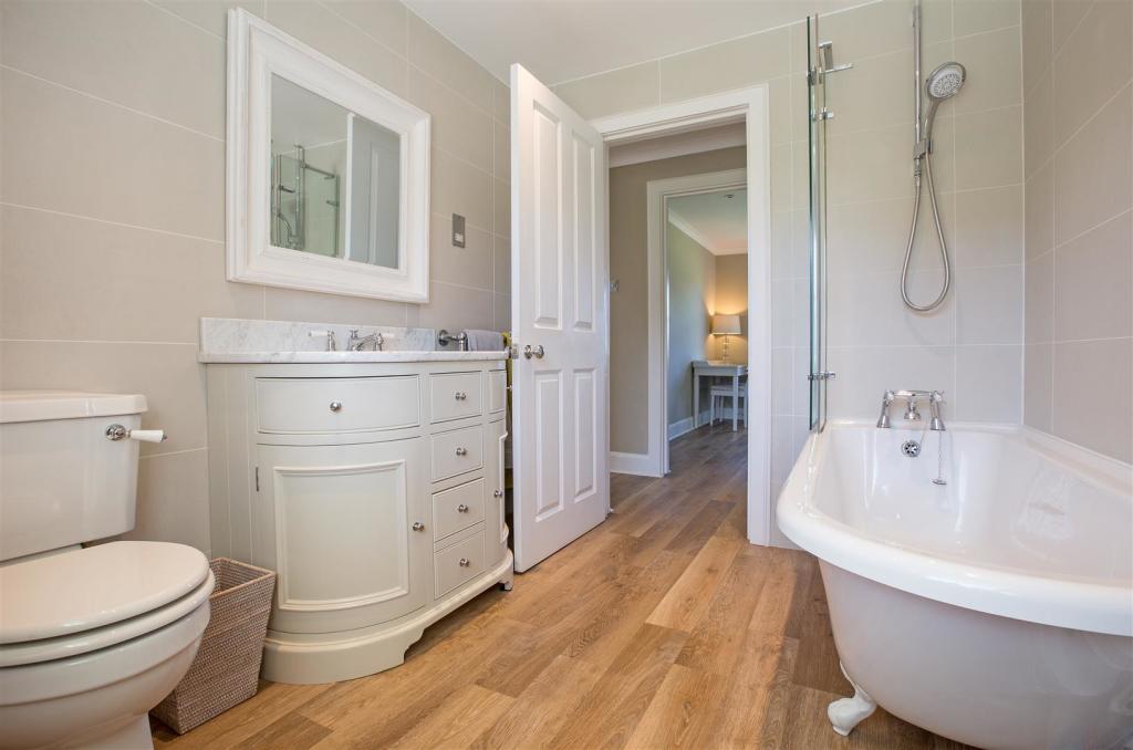 Family bathroom.jpg