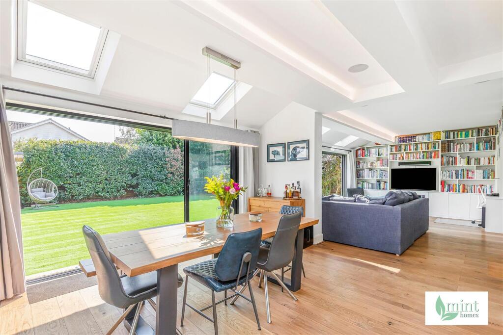 437__Woodham_Lane__Addlestone__Surrey__KT15_3QG30.