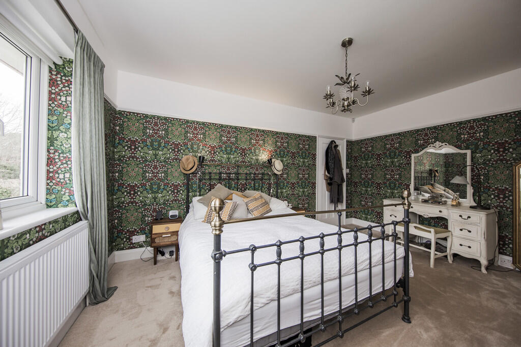 13_Master_Bedroom...