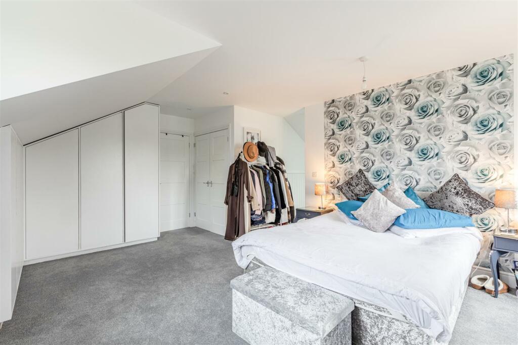 21 Linden Close, New Haw, KT15 3HG - 9.jpg