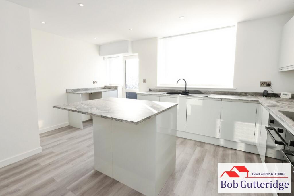 MODERN OPEN PLAN FITTED KITCHEN / DINING ROOM