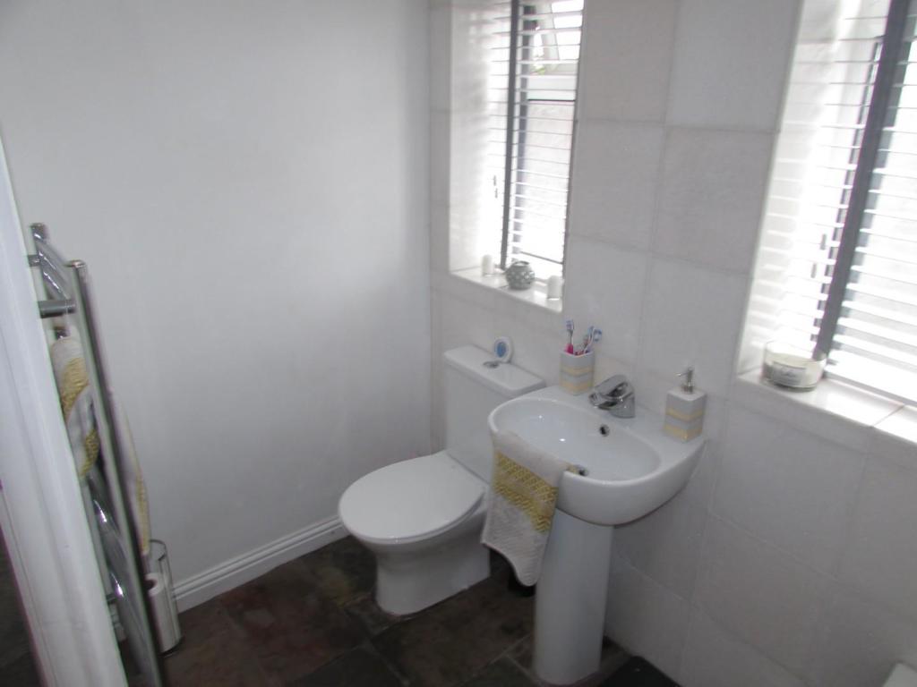 NewtonRd33bath3.JPG