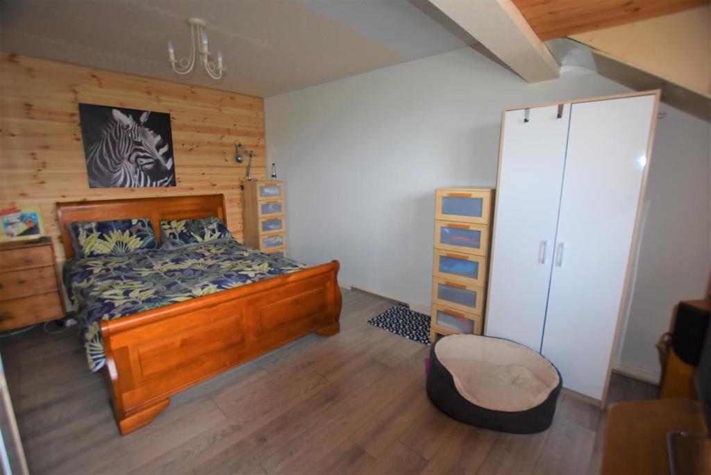 Bedroom 1.JPG