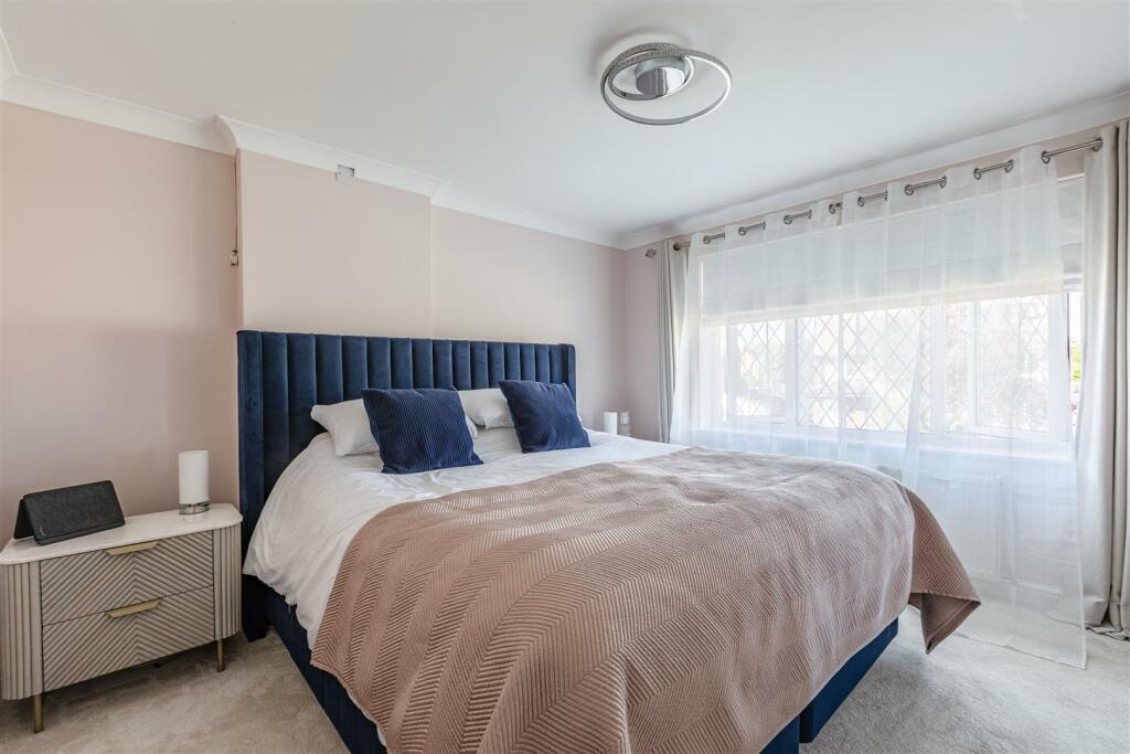 9 Spence Avenue, KT14 7TG - 16.jpg