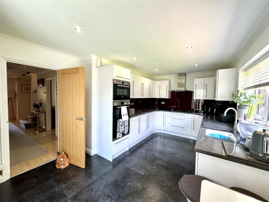 KITCHEN/BREAKFAST ROOM