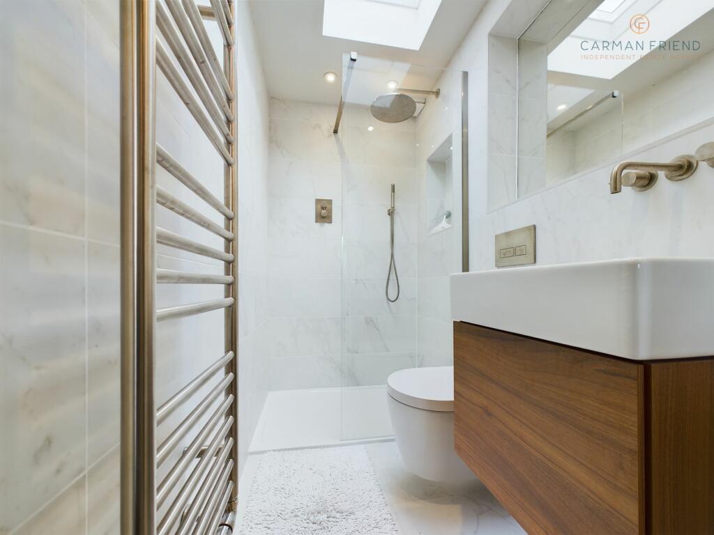 En Suite to Bedroom 2