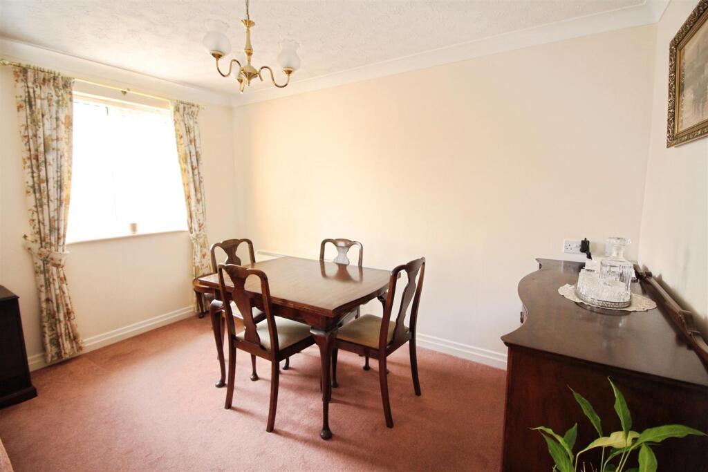 Lounge/Dining Room