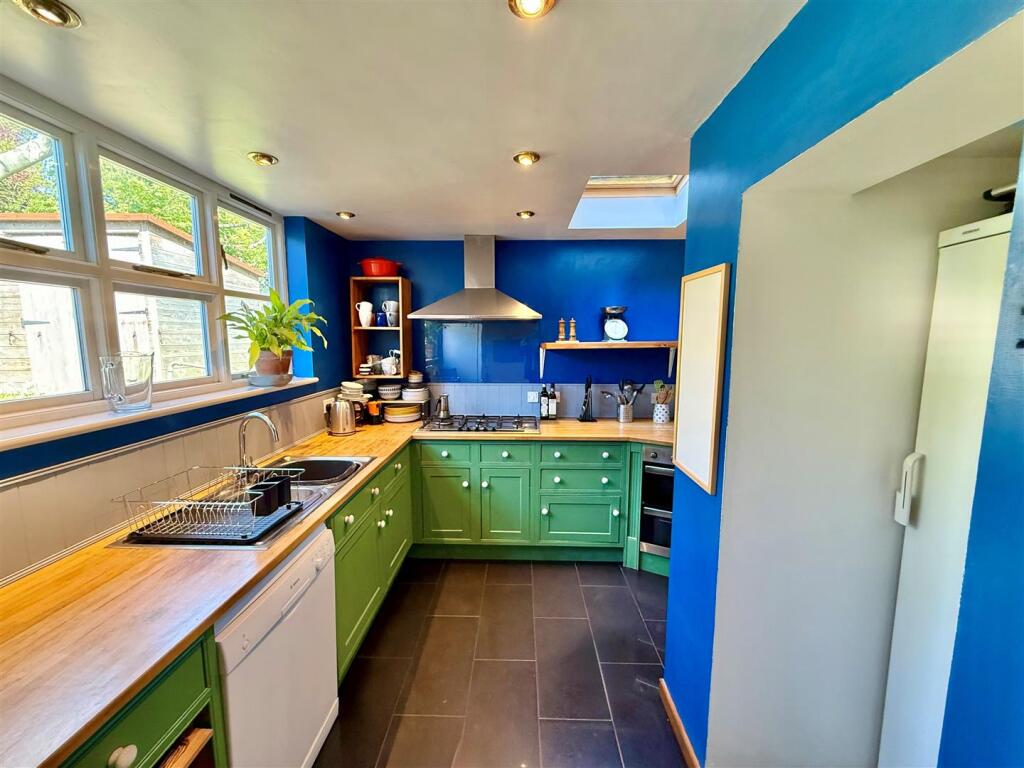 Kitchen 2.jpg