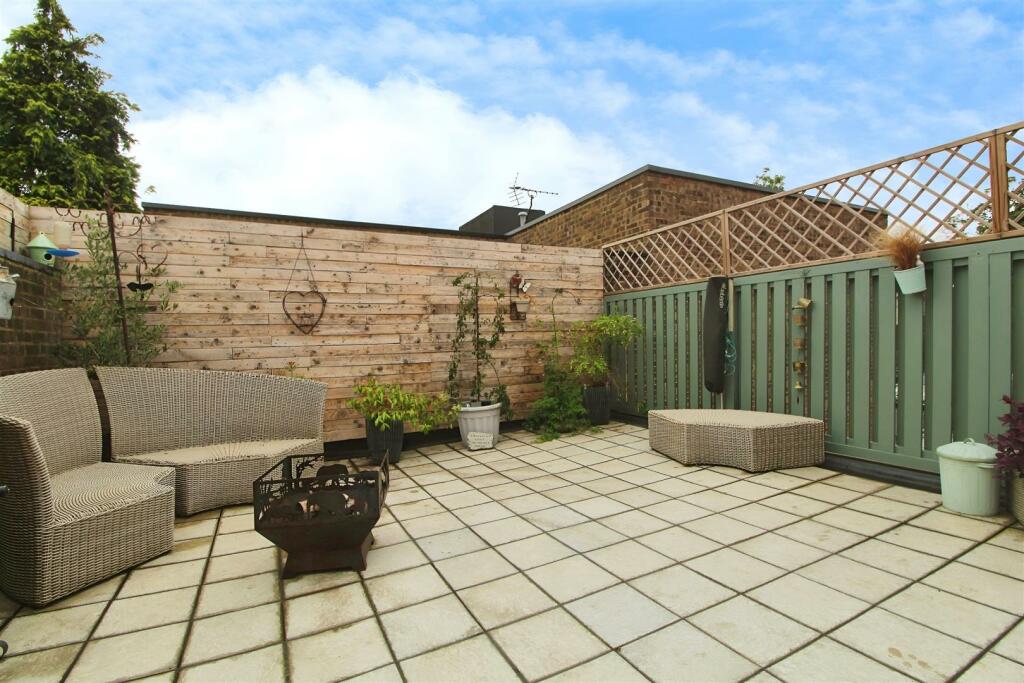 373f58ed-patio 202.JPG
