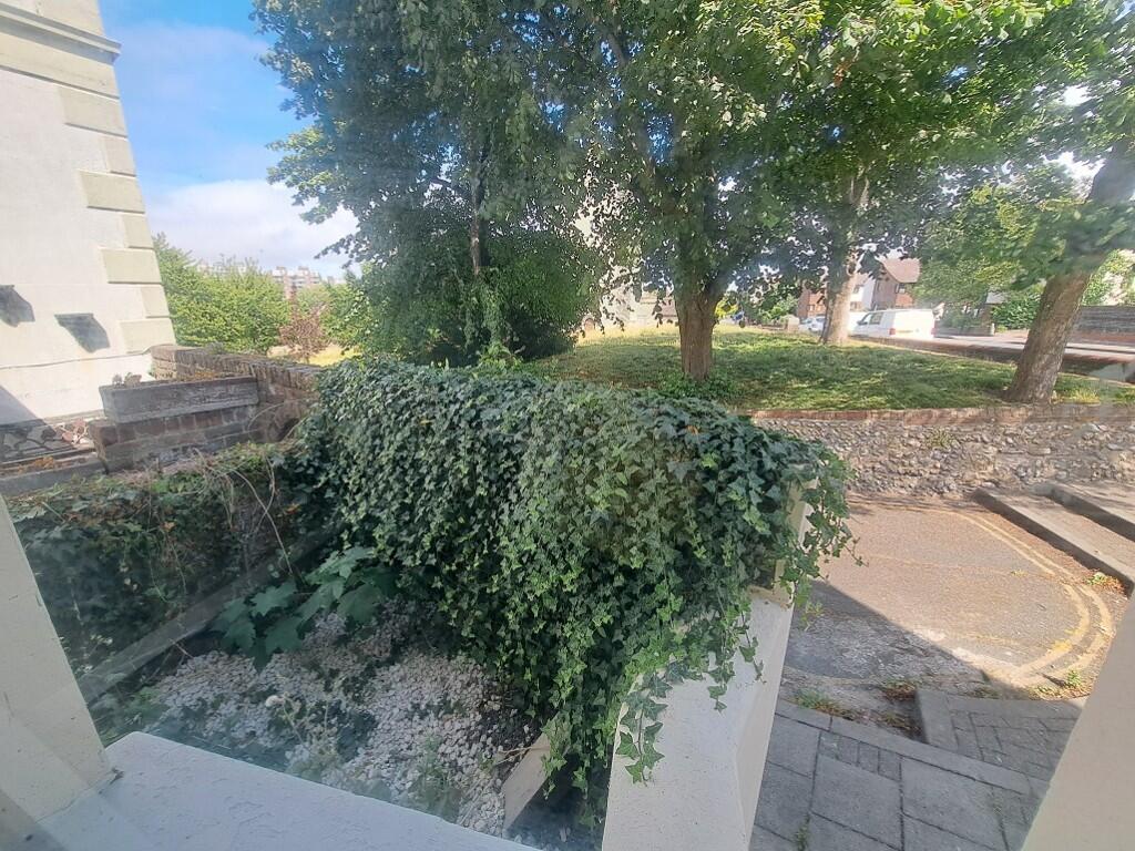 FRONT GARDEN