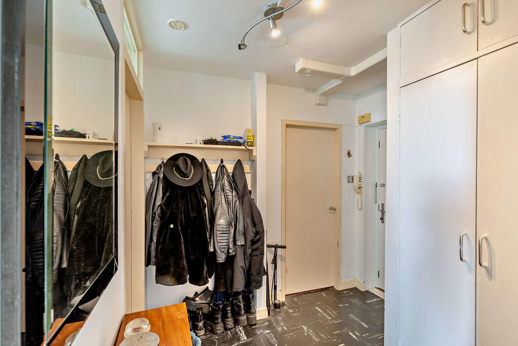 8638174-interior1...