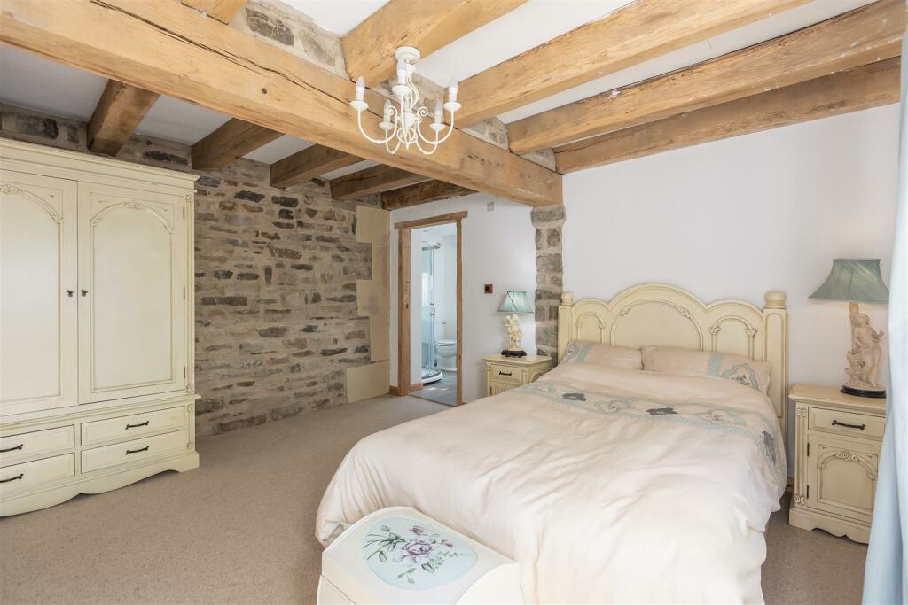 Overfield Lodge Bedroom 2-2.jpg