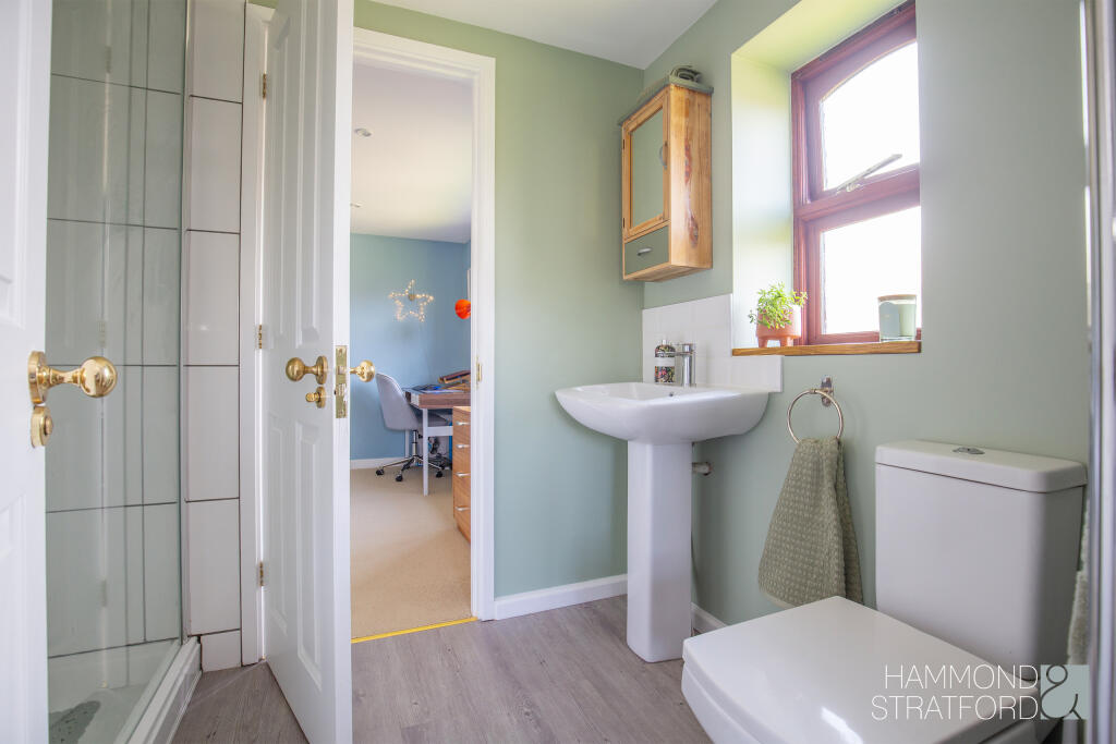 Dual access en-suite