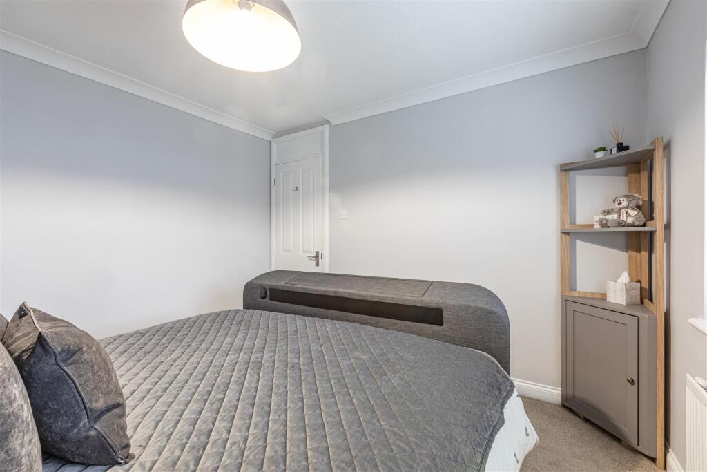 143 High Road, Byfleet, KT14 7RJ - 5.jpg