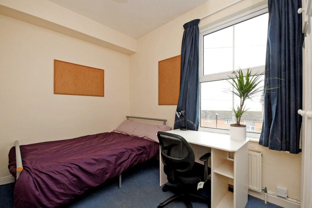 6 Burns Rd, bedroom 2.jpg