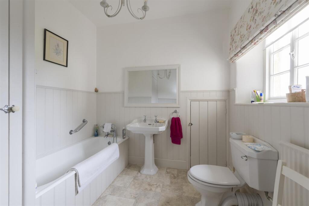 Family Bathroom 1