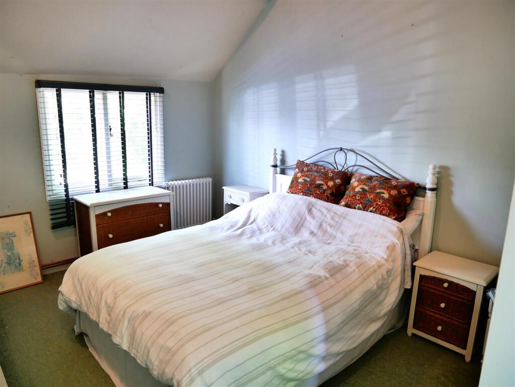 MAIN BEDROOM